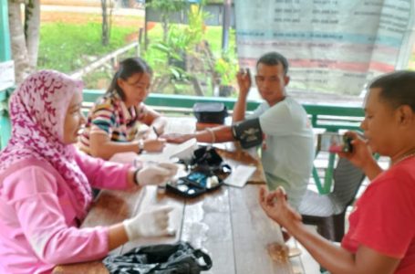 Cegah PTM, Nakes Puskesmas Seberuang Melaksanakan Deteksi Dini PTM di Posbindu Desa Emperiang