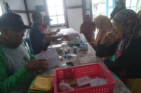 Nakes Puskesmas Suhaid Deteksi Dini PTM Warga Dusun Kp Baru