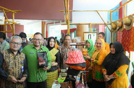 Tengku Mardiana Pj. Ketua TP PKK Kayong Utara Hadiri Puncak Saprahan Khatulistiwa 2024