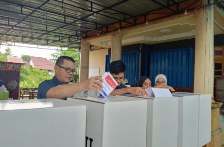 Coblos di TPS 02, Pj Bupati Romi Wijaya : Hak Pilih Kita Sangat Berarti Untuk Kemajuan Bangsa dan Daerah