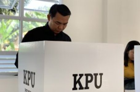 Tidak Golput – Bupati Kapuas Hulu Menggunakan Hak Pilihnya