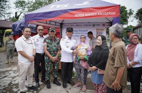 Pj. Bupati Sanggau Bersama TPID Kabupaten Sanggau Melanjutkan Operasi Pasar di Kelurahan Tanjung Sekayam