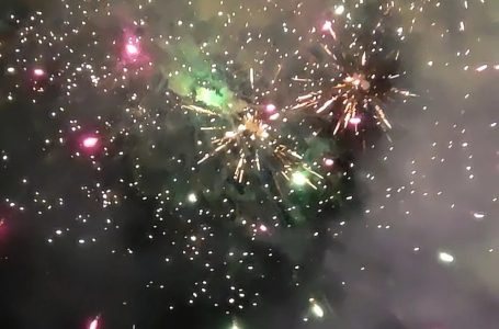 Kembang Api Warnai Langit di Malam Imlek