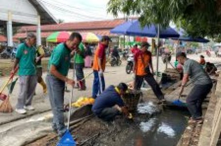 PJ Bupati Sanggau Pimpin Jumat Bersih Di Beberapa Pasar Kota Sanggau