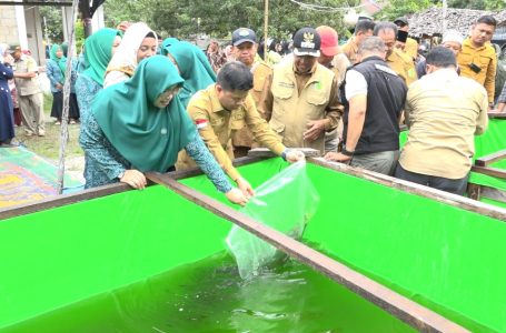 Taburkan Bibit Lele Di Sari Laba A, Bupati Satono Minta Masyarakat Bantu Percepatan Pembangunan Kab. Sambas
