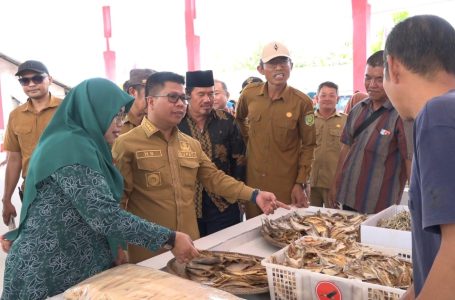 Bupati Satono Asyik Belanja Saat Tinjau Pemanfaatan Pasar Rakyat Matang Suri