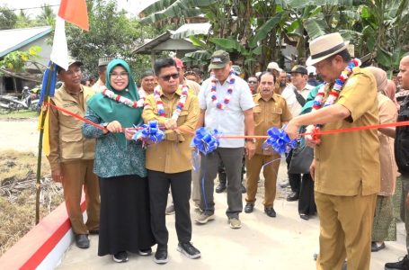 Bupati Sambas Satono Resmikan Jembatan Kantor Desa Semperiuk A