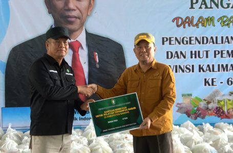 Pj. Gubernur Kalbar Membagikan Bantuan Pangan Di PLBN Aruk