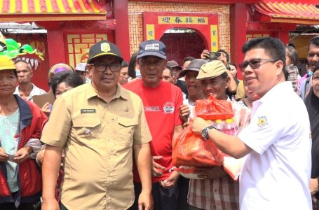 Bagikan Paket Imlek, Bupati Satono Ucap Terima Kasih Kepada Tridharma Atas Kepedulian Terhadap Warga Sekitar