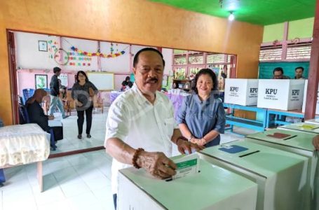Bupati Sanggau, Yohanes Ontot Bersama Istri Gunakaan Hak Pilihnya Pada Pemilu 2024