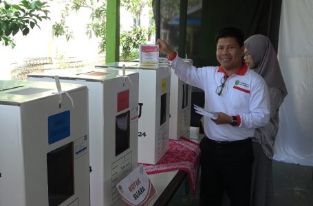 Bupati Sambas Satono Memberikan Hak Suaranya di Pemilu 2024