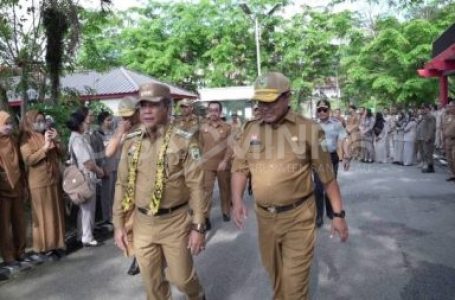 Jajaran Pejabat ASN Pemkab Sanggau Sambut PJ Bupati Sanggau Saat Hari Pertama Kerja