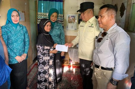 Pj Gubernur Kalbar Serahkan Bantuan ke Anak Stunting dan Masyarakat Miskin Ekstrem di Kota Sanggau