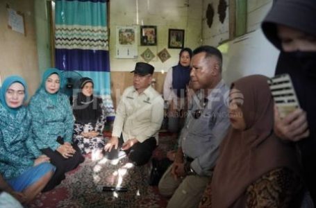Pj Bupati Sanggau Dampingi Pj Gubernur Kalbar Meninjau Anak Penderita Stunting dan Warga Miskin