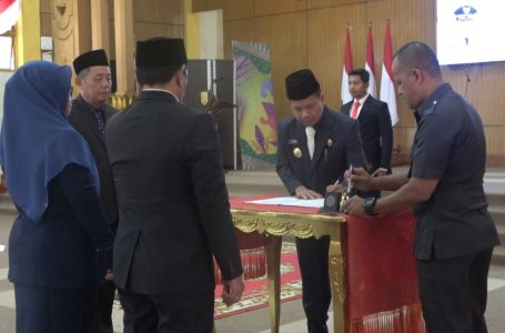 <strong>Bupati Satono Lantik 47 Pejabat Pemda Sambas</strong>