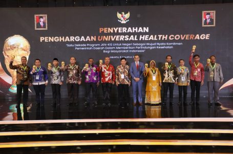 Pemkab Kayong Utara Raih Penghargaan UHC 2024 dari Menko PMK
