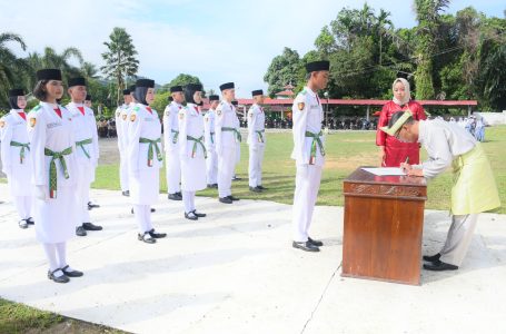 Mengenakan Pakaian Adat Daerah, Pj Sekda Pimpin Upacara Peringatan Hari Lahir Pancasila di Kayong Utara