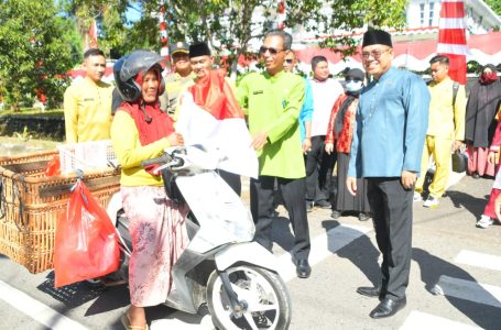 Sambut HUT RI, Pemkab KKU Bagikan Bendera Merah Putih Gratis