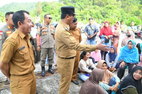 Kendalikan Inflasi, Pj Bupati KKU Tinjau Penyaluran 300 Paket Bantuan Pangan