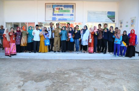 Nursila Alfian Serahkan Bantuan Stunting di Puskesmas Teluk Batang