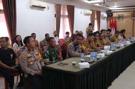 Pj. Bupati Landak Hadiri Mediasi Permasalahan Lahan antara Dusun Nangka Sengah Temila dan Dusun Sindur Sebangki dengan PT. SMS