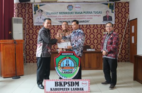 Pj. Bupati Landak Serahkan SK Pensiun kepada Sembilan ASN Tenaga Kependidikan dan Kesehatan