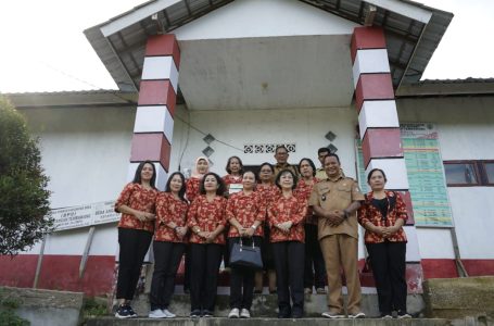 Bakti Sosial di Angan Tembawang, Dharma Wanita Kabupaten Landak Serahkan Bantuan untuk Lansia